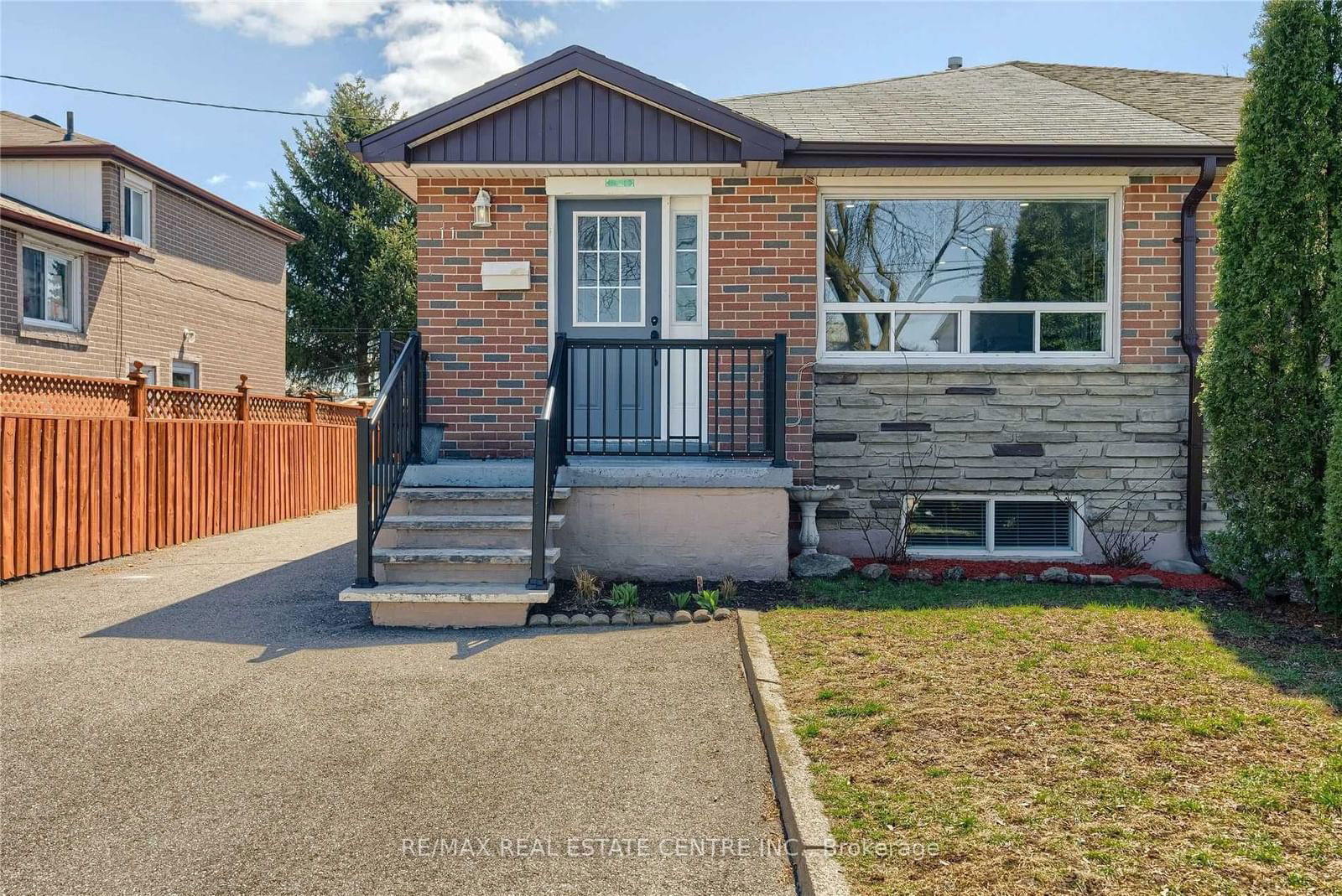 Semi-Detached House for lease at Upper-11 Garfield Crescent, Brampton, Brampton North, L6V 1V7 - MLS: W11950667