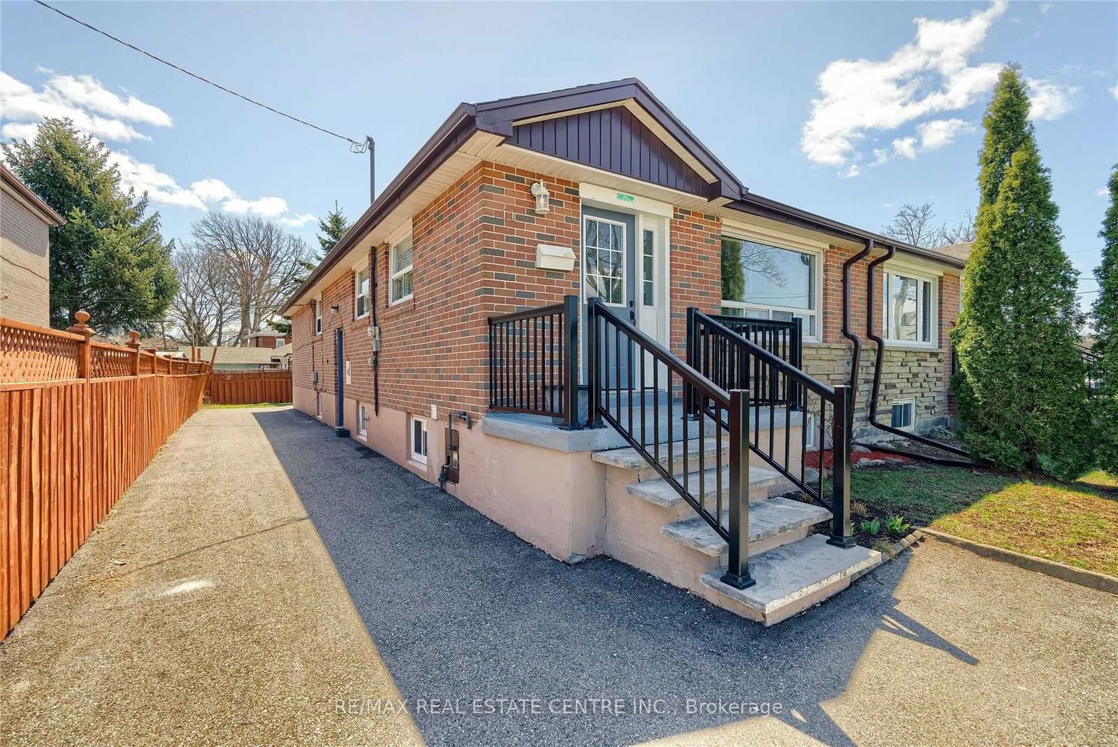 Semi-Detached House for lease at Upper-11 Garfield Crescent, Brampton, Brampton North, L6V 1V7 - MLS: W11950667