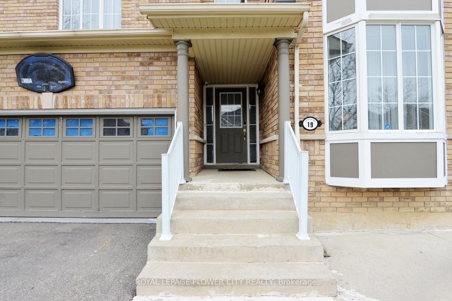 Detached House for sale at 19 Flatbush Lane, Brampton, Fletcher's Meadow, L7A 2R6 - MLS: W11950721