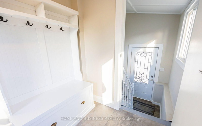 1326 Meredith Ave, Mississauga, L5E 2E7 | Image 2