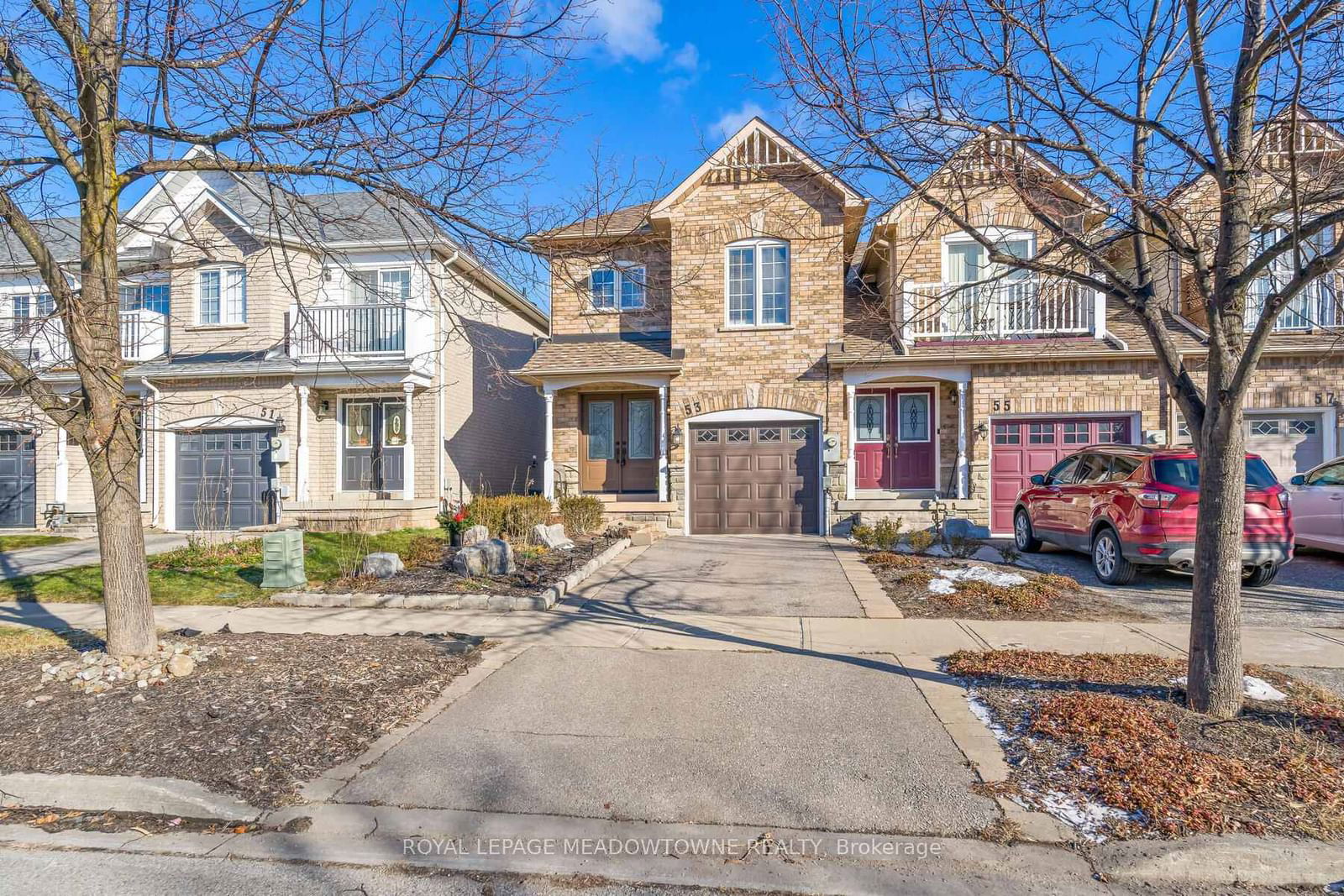 Townhouse sold at 53 Bradley Drive, Halton Hills, Georgetown, L7G 6B6 - MLS: W11952225