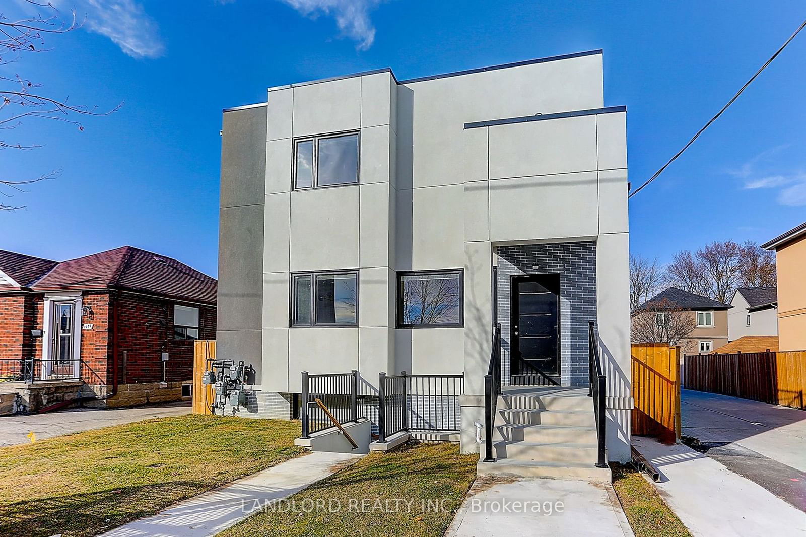 Detached House for lease at Lowr Rr-2004 Lawrence Avenue, Toronto, Weston, M9N 1H4 - MLS: W11952385