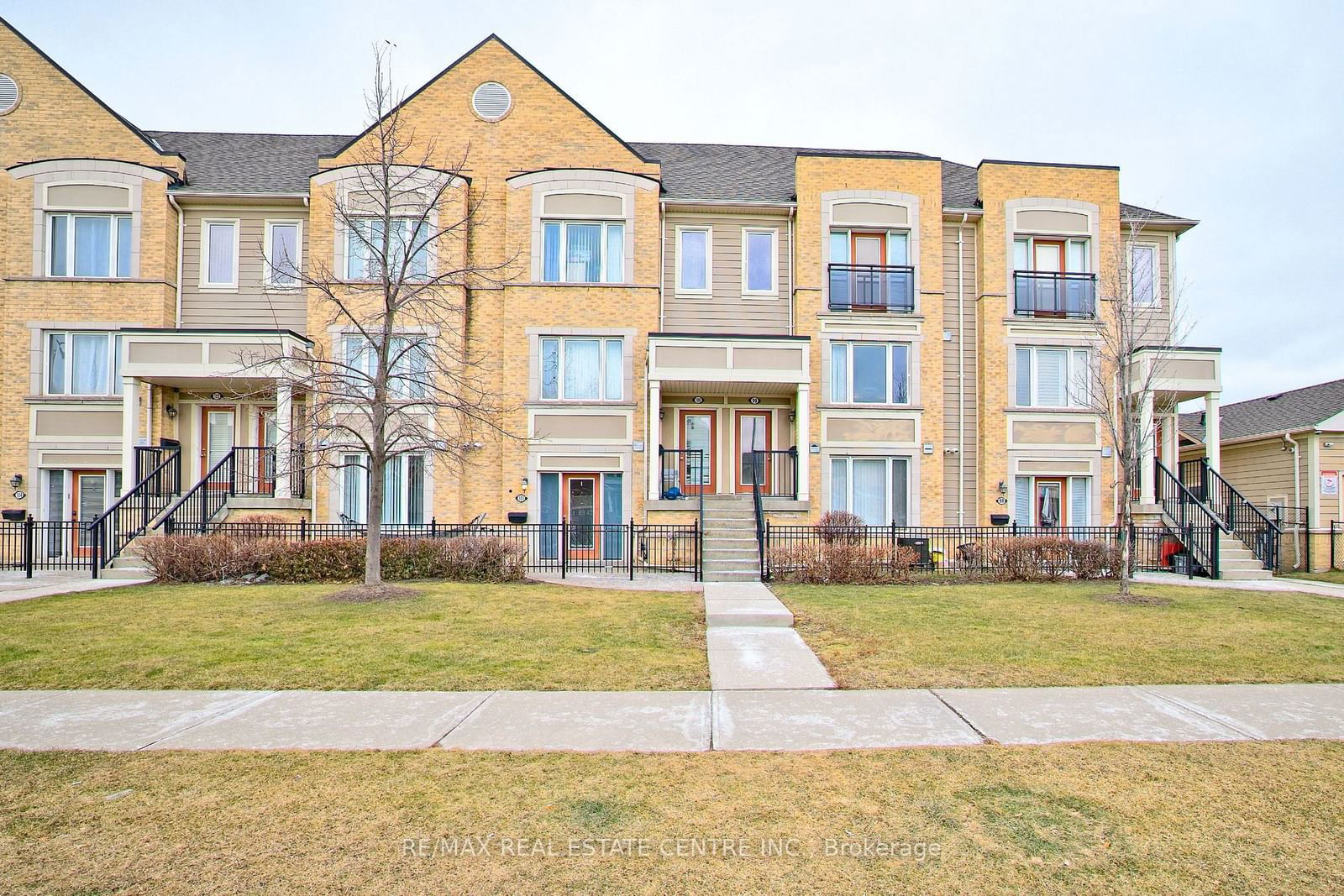 Townhouse for sale at 99-60 Fairwood Circle, Brampton, Sandringham-Wellington, L6R 0Y6 - MLS: W11953056