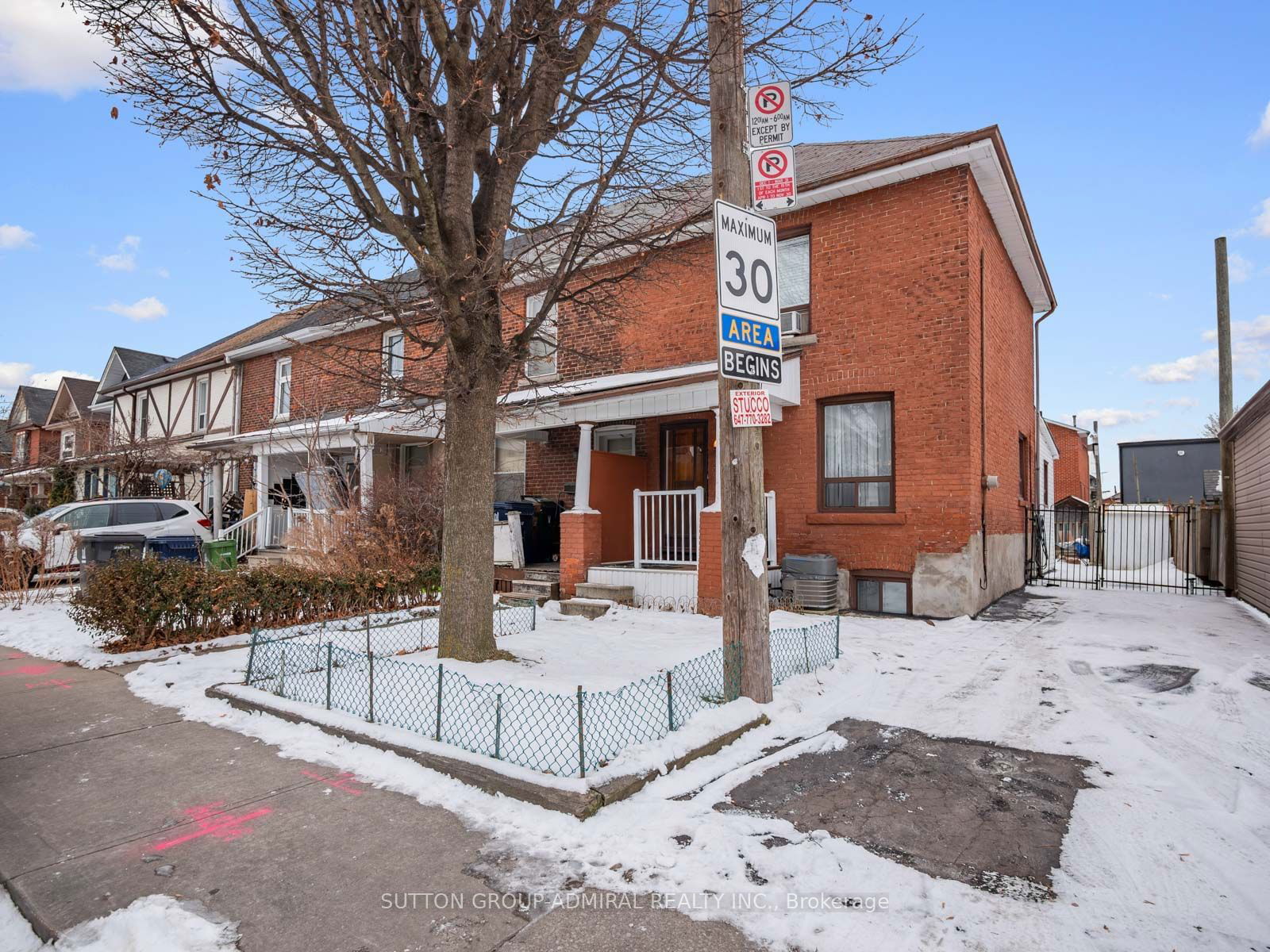 Townhouse sold at 2 Gray Avenue, Toronto, Rockcliffe-Smythe, M6N 4S6 - MLS: W11954971