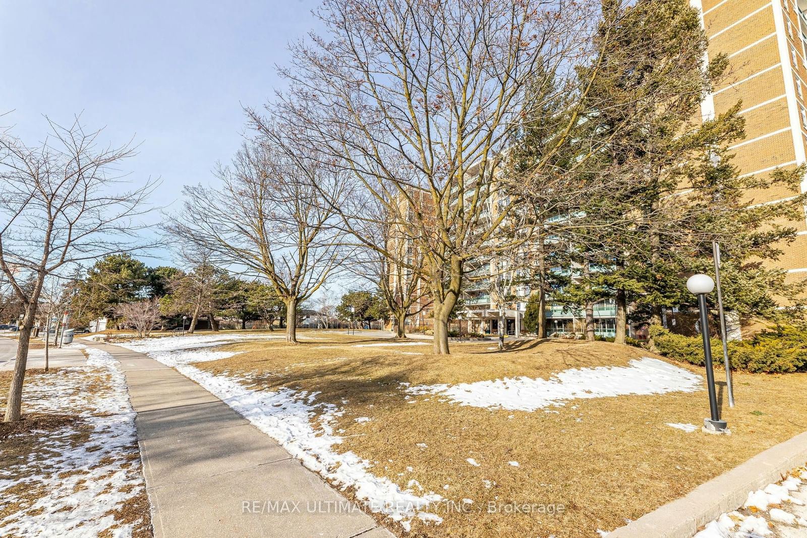 Condo for sale at 302-44 Longbourne Drive, Toronto, Willowridge-Martingrove-Richview, M9R 2M7 - MLS: W11955674