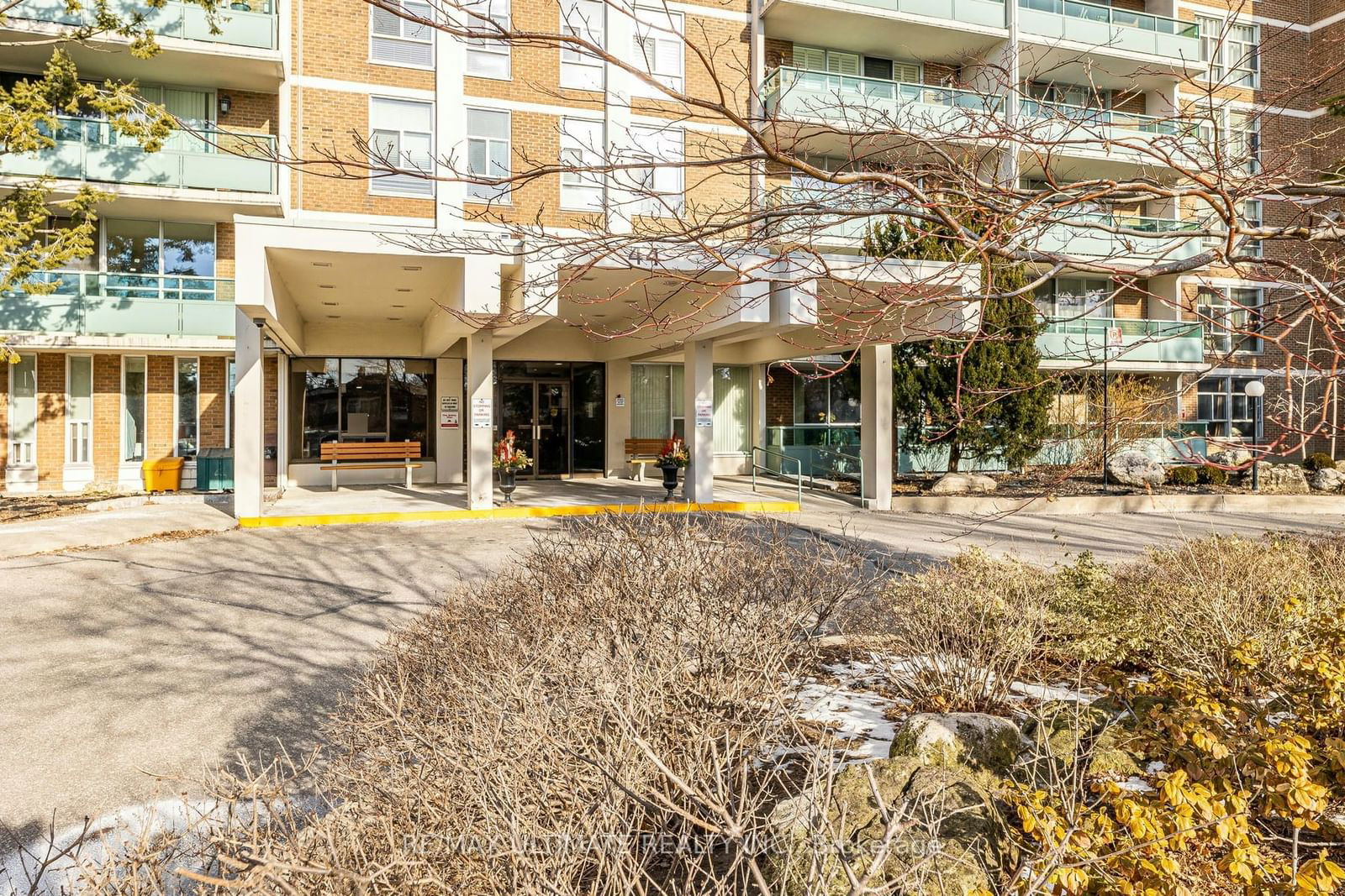 Condo for sale at 302-44 Longbourne Drive, Toronto, Willowridge-Martingrove-Richview, M9R 2M7 - MLS: W11955674