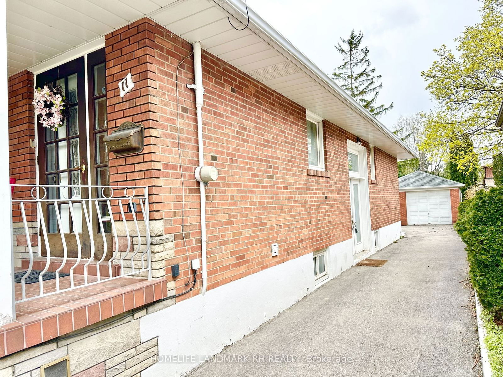 Detached House for lease at 11 Bellman Avenue, Toronto, Alderwood, M8W 4A2 - MLS: W11955789