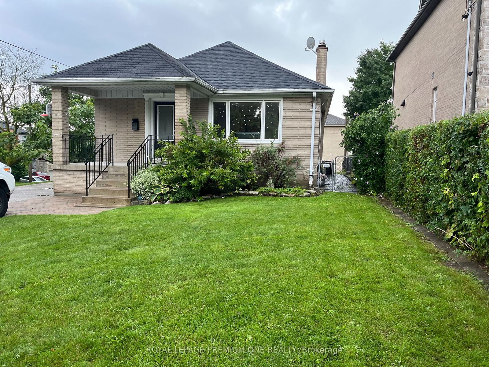 Detached House for lease at 34 Hawkins Drive, Toronto, Brookhaven-Amesbury, M6M 2W6 - MLS: W11955833