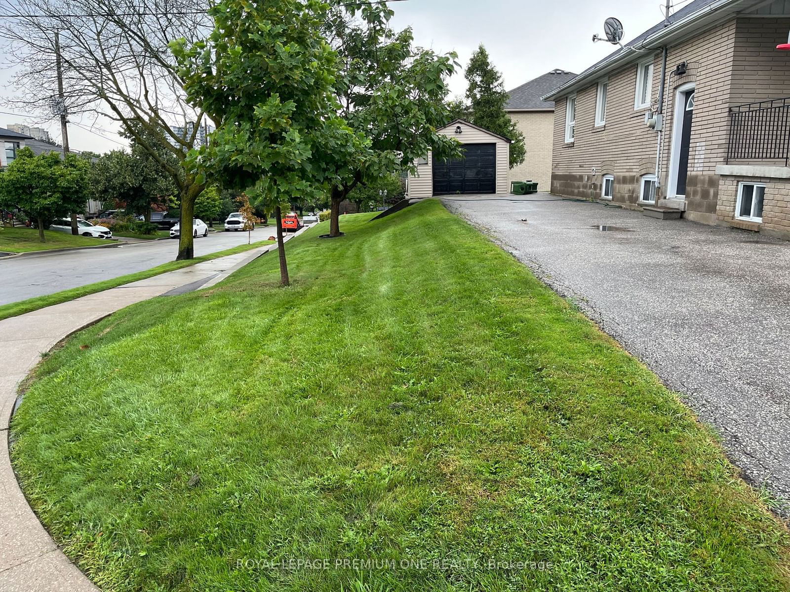 Detached House for lease at 34 Hawkins Drive, Toronto, Brookhaven-Amesbury, M6M 2W6 - MLS: W11955833