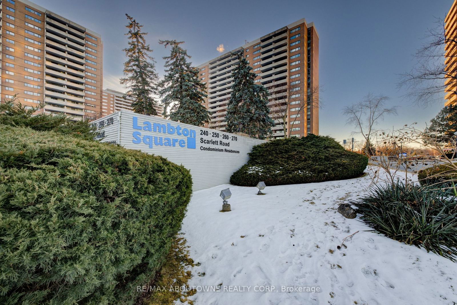 Building at 260 Scarlett Road, Toronto, Rockcliffe-Smythe