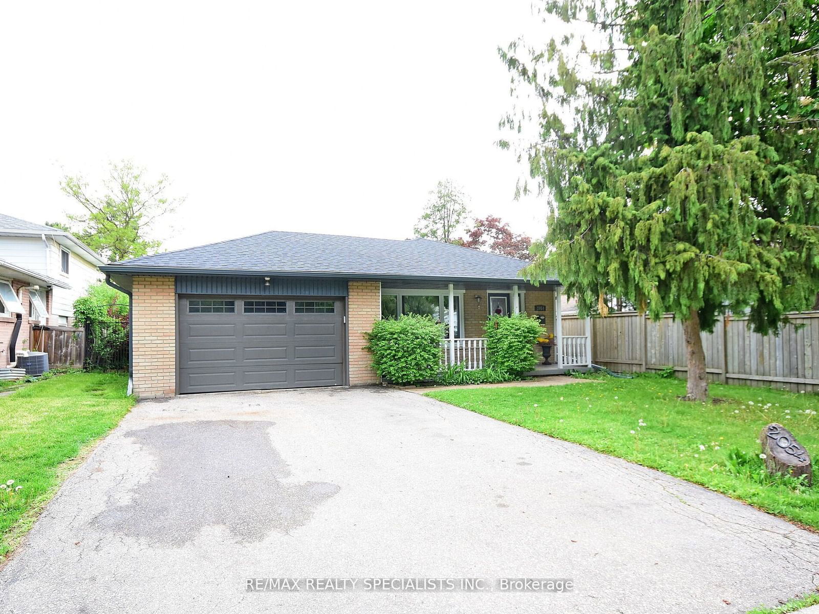 Detached House for sale at 2054 Davebrook Road, Mississauga, Clarkson, L5J 3M5 - MLS: W11958337