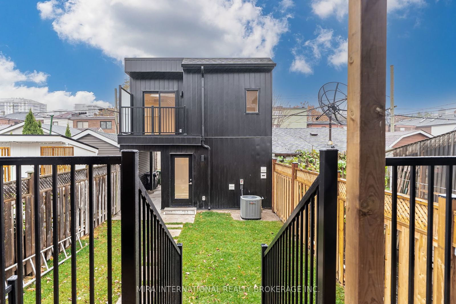 Detached House for lease at R (Laneway Suite)-231 Symington Avenue, Toronto, Dovercourt-Wallace Emerson-Junction, M6P 3W5 - MLS: W11959692