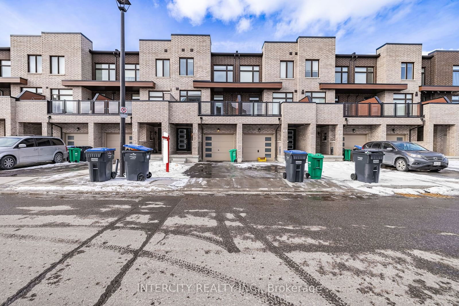 Townhouse for sale at 9 Queenpost Drive, Brampton, Credit Valley, L6Y 6L2 - MLS: W11960008