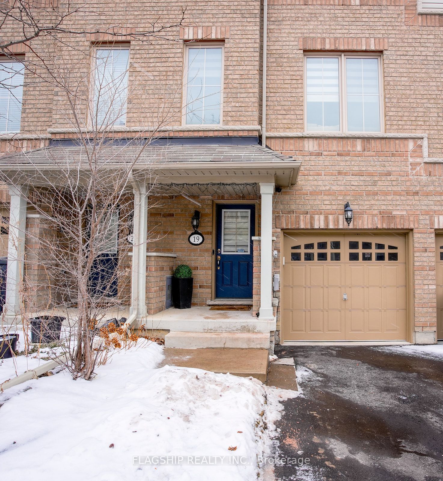 Townhouse sold at 19 Cedar Lake Crescent, Brampton, Bram West, L6Y 0P9 - MLS: W11960028