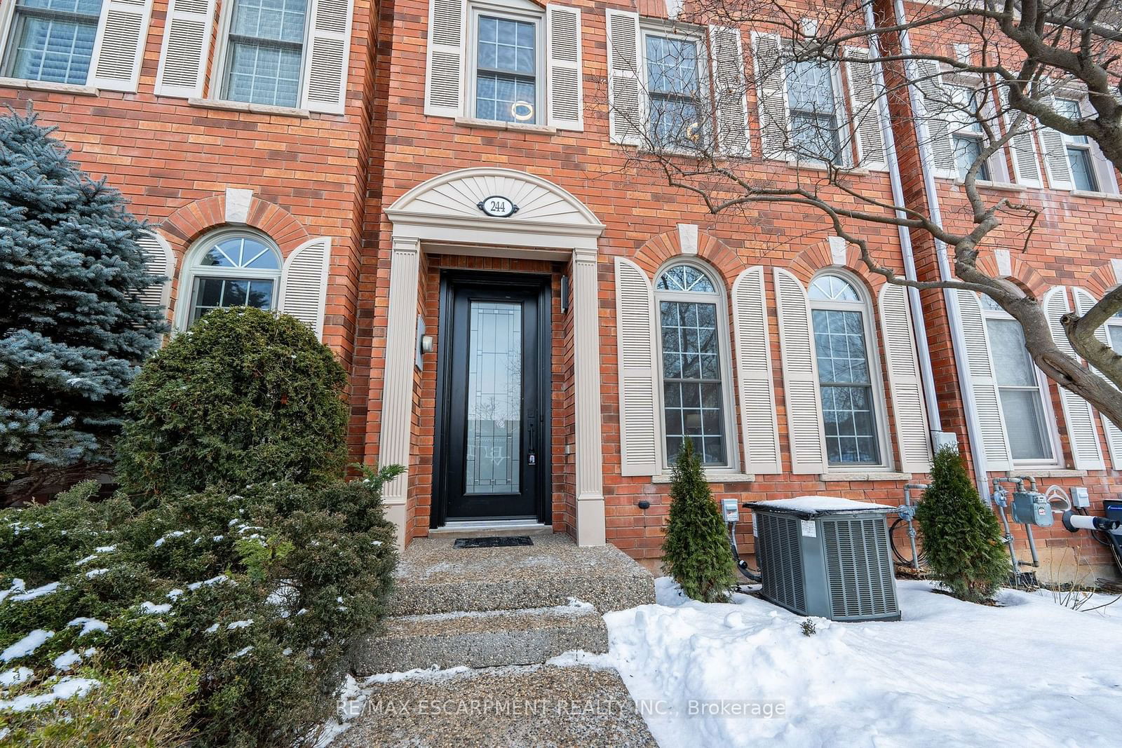 Townhouse sold at 244 Glenashton Drive, Oakville, RO River Oaks, L6H 6H5 - MLS: W11960199