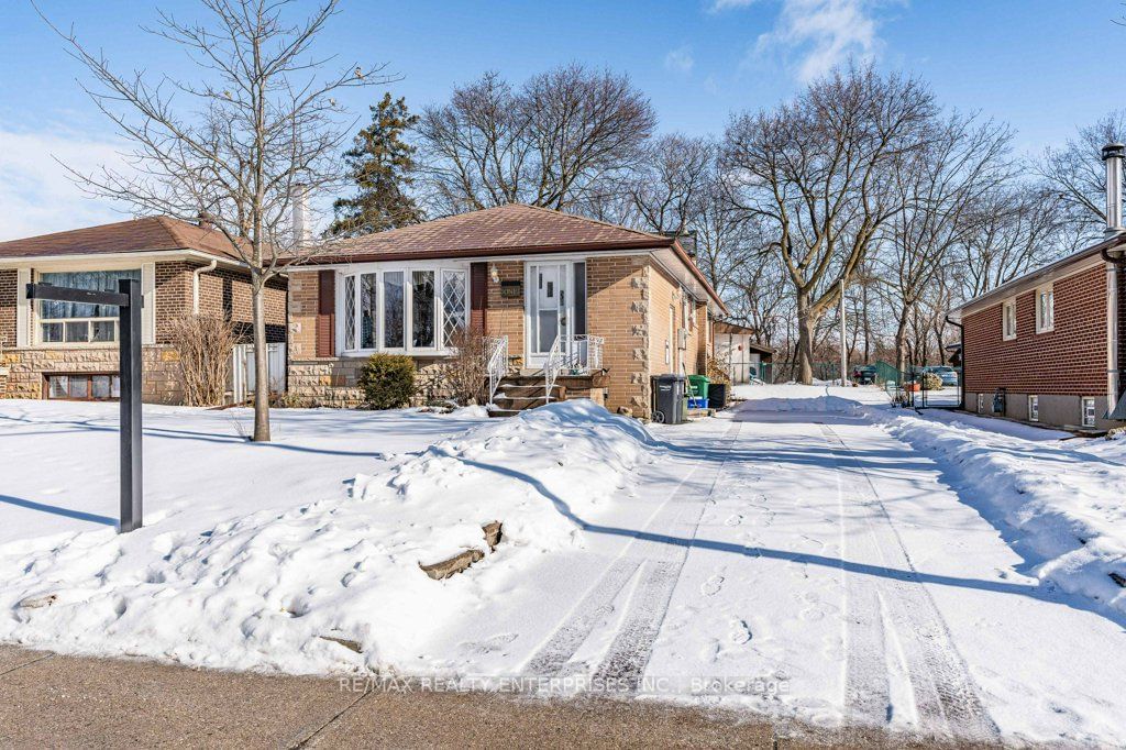 Detached House for sale at 1 Beatty Avenue, Brampton, Downtown Brampton, L6W 2H8 - MLS: W11960215