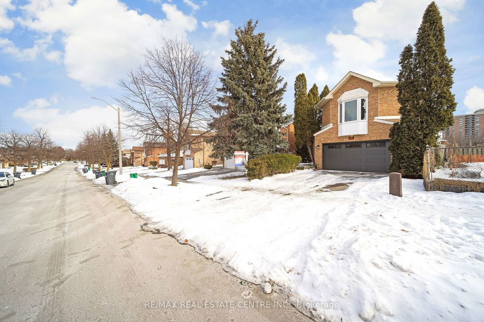 Detached House sold at 15 Howell Street, Brampton, Brampton South, L6Y 3H9 - MLS: W11960235