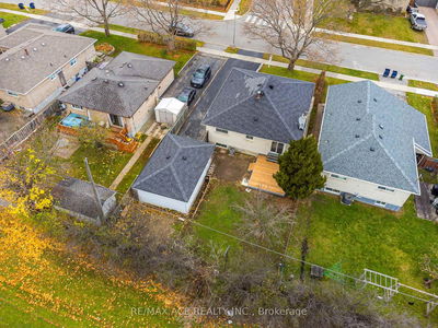 15 Strathavon Dr, Toronto - Mount Olive-Silverstone-Jamestown image-0-4