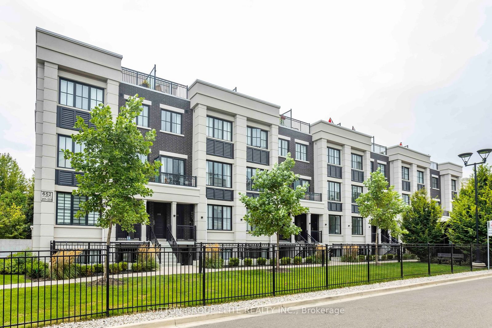 Townhouse for sale at 220-652 Cricklewood Drive, Mississauga, Mineola, L5G 0B7 - MLS: W11961078