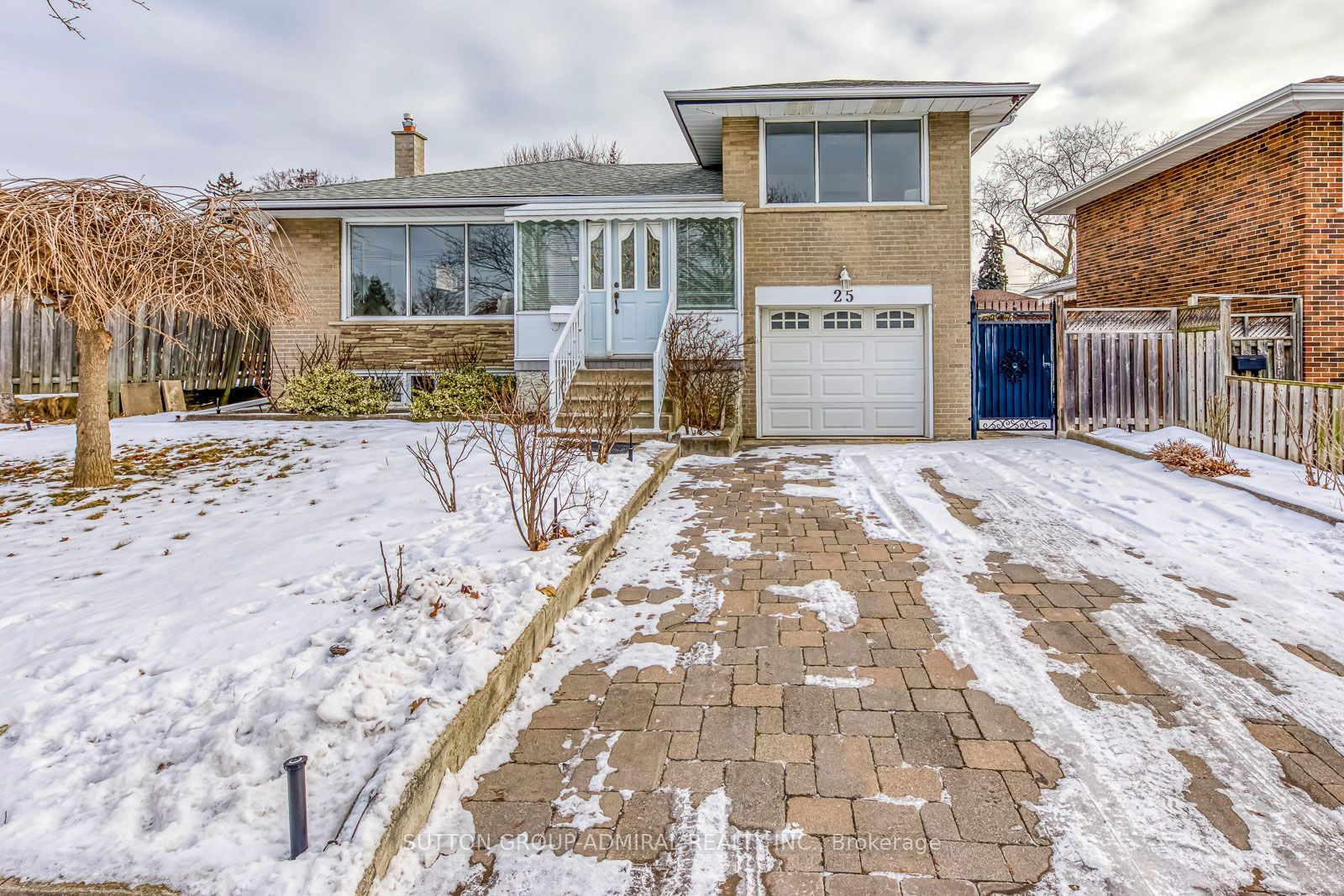 Detached House for sale at 25 Carsbrooke Road, Toronto, Etobicoke West Mall, M9C 3C2 - MLS: W11961278