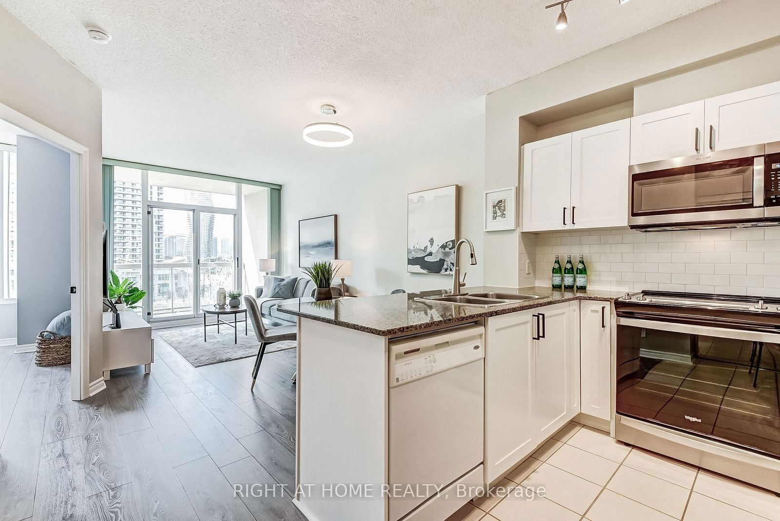 Condo for lease at 608-3504 Hurontario Street, Mississauga, City Centre, L5B 0B9 - MLS: W11961435