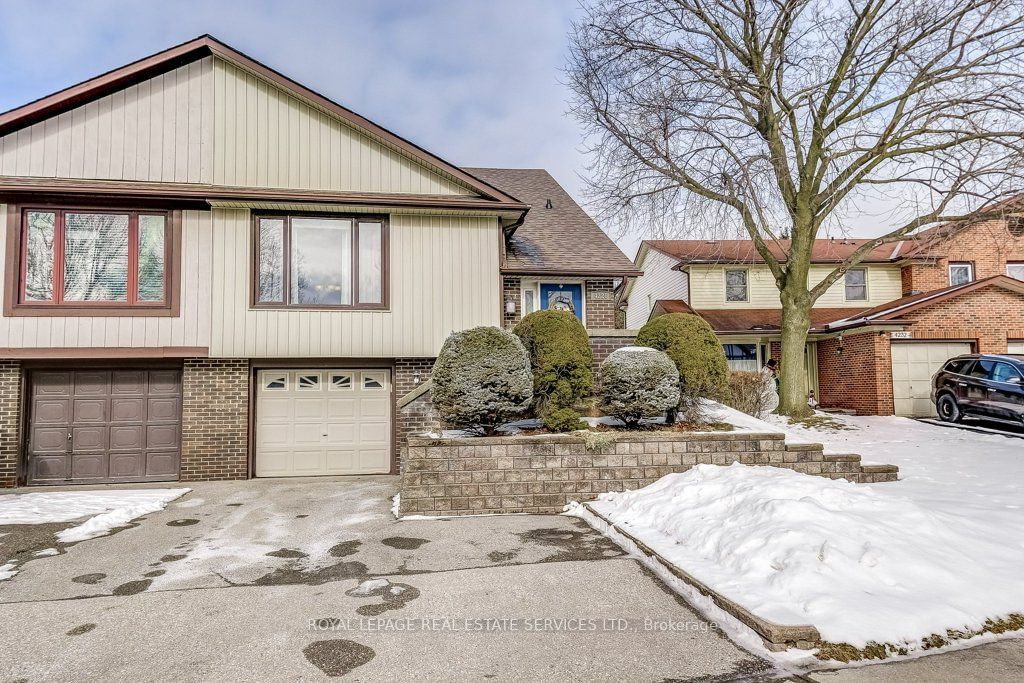 Semi-Detached House sold at 4228 Jefton Crescent, Mississauga, Erin Mills, L5L 1Z3 - MLS: W11961539