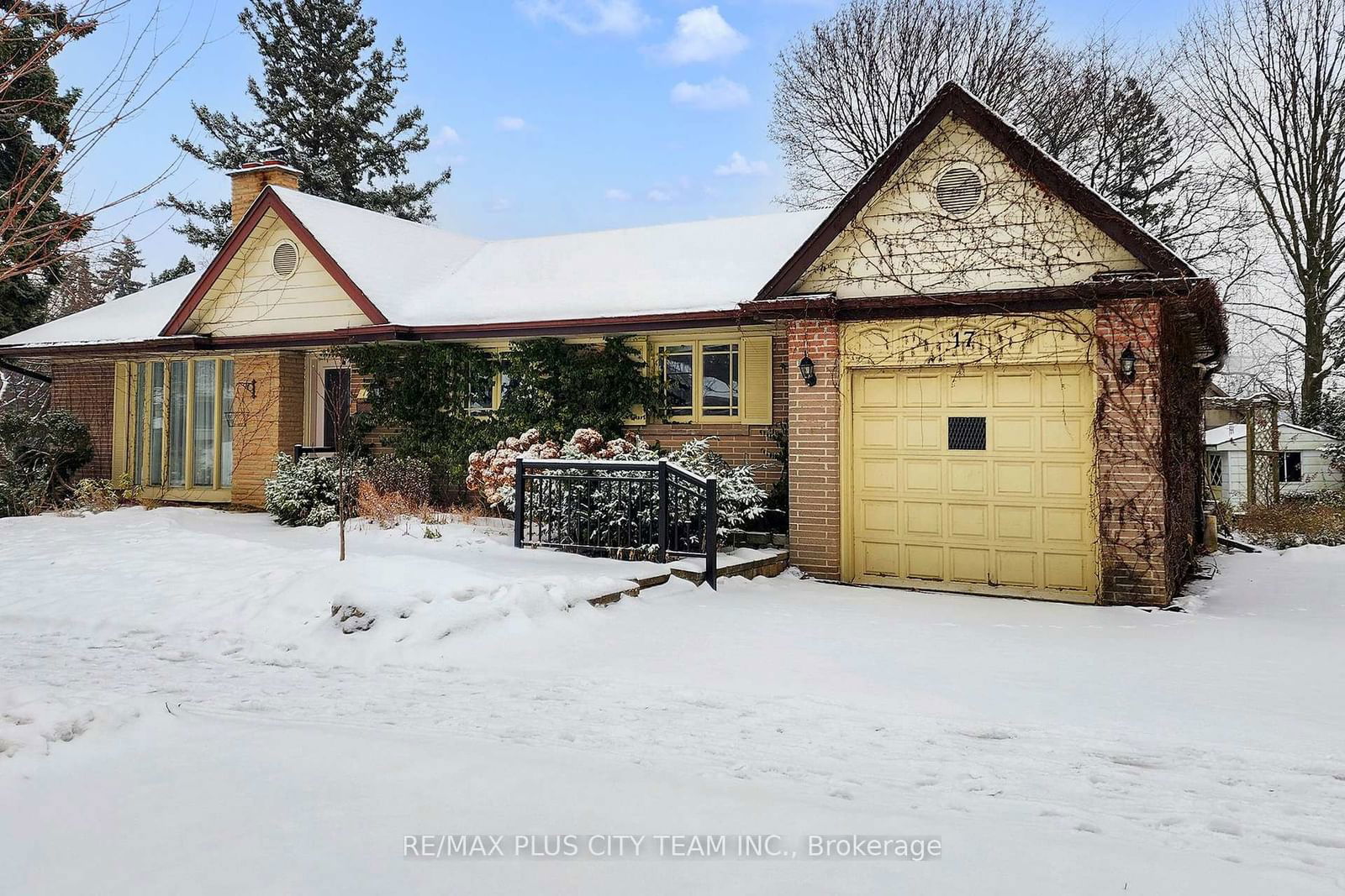 Detached House for sale at 17 Hedges Boulevard, Toronto, Princess-Rosethorn, M9B 3C3 - MLS: W11961568