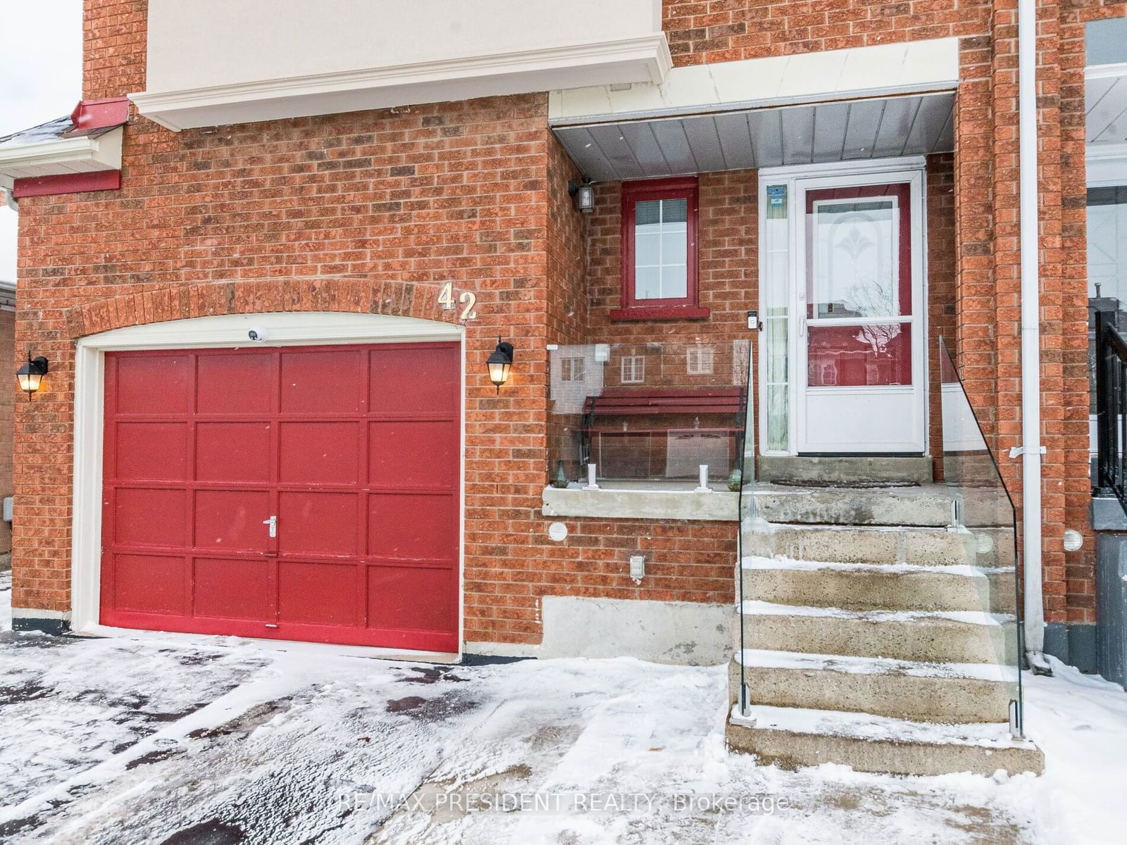 Semi-Detached House for sale at 42 Ural Circle, Brampton, Sandringham-Wellington, L6R 1H3 - MLS: W11963701