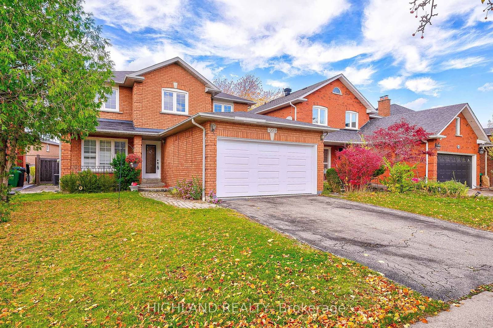 Detached House for lease at 1059 Springwater Crescent, Mississauga, East Credit, L5V 1G4 - MLS: W11964558