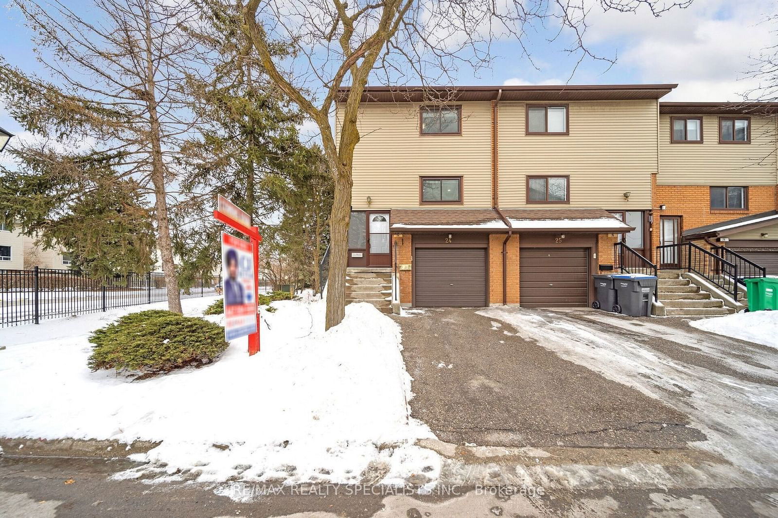 Townhouse for sale at 24 Carleton Place, Brampton, Bramalea West Industrial, L6T 3Z4 - MLS: W11965043