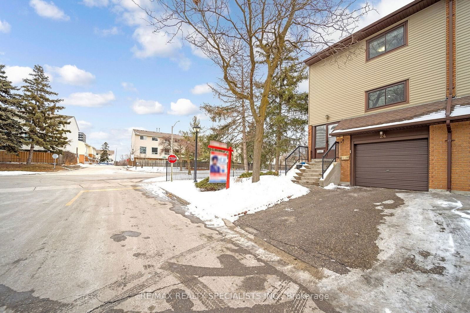 Townhouse for sale at 24 Carleton Place, Brampton, Bramalea West Industrial, L6T 3Z4 - MLS: W11965043