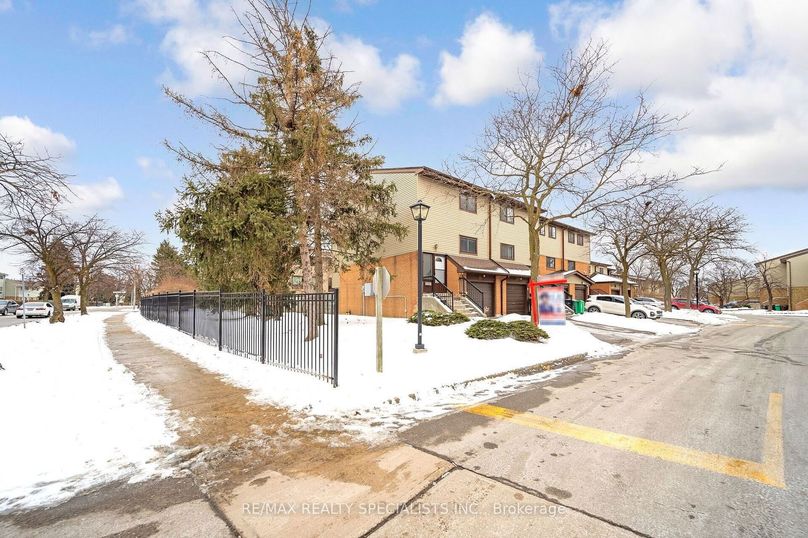 Townhouse for sale at 24 Carleton Place, Brampton, Bramalea West Industrial, L6T 3Z4 - MLS: W11965043