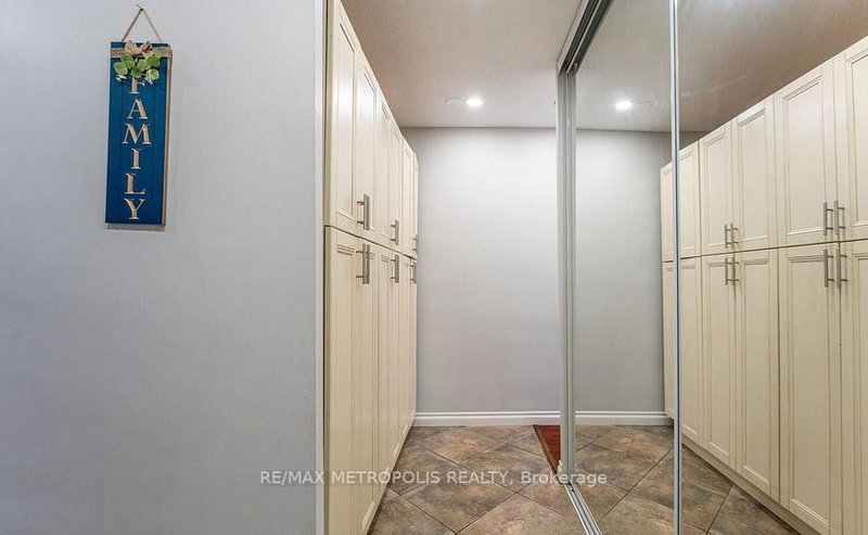 704 - 15 Elizabeth St N, Mississauga, L5G 2Z3 | Image 3