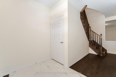37 Royal Fern Crescent — photo 4
