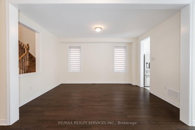 37 Royal Fern Crescent — photo 5