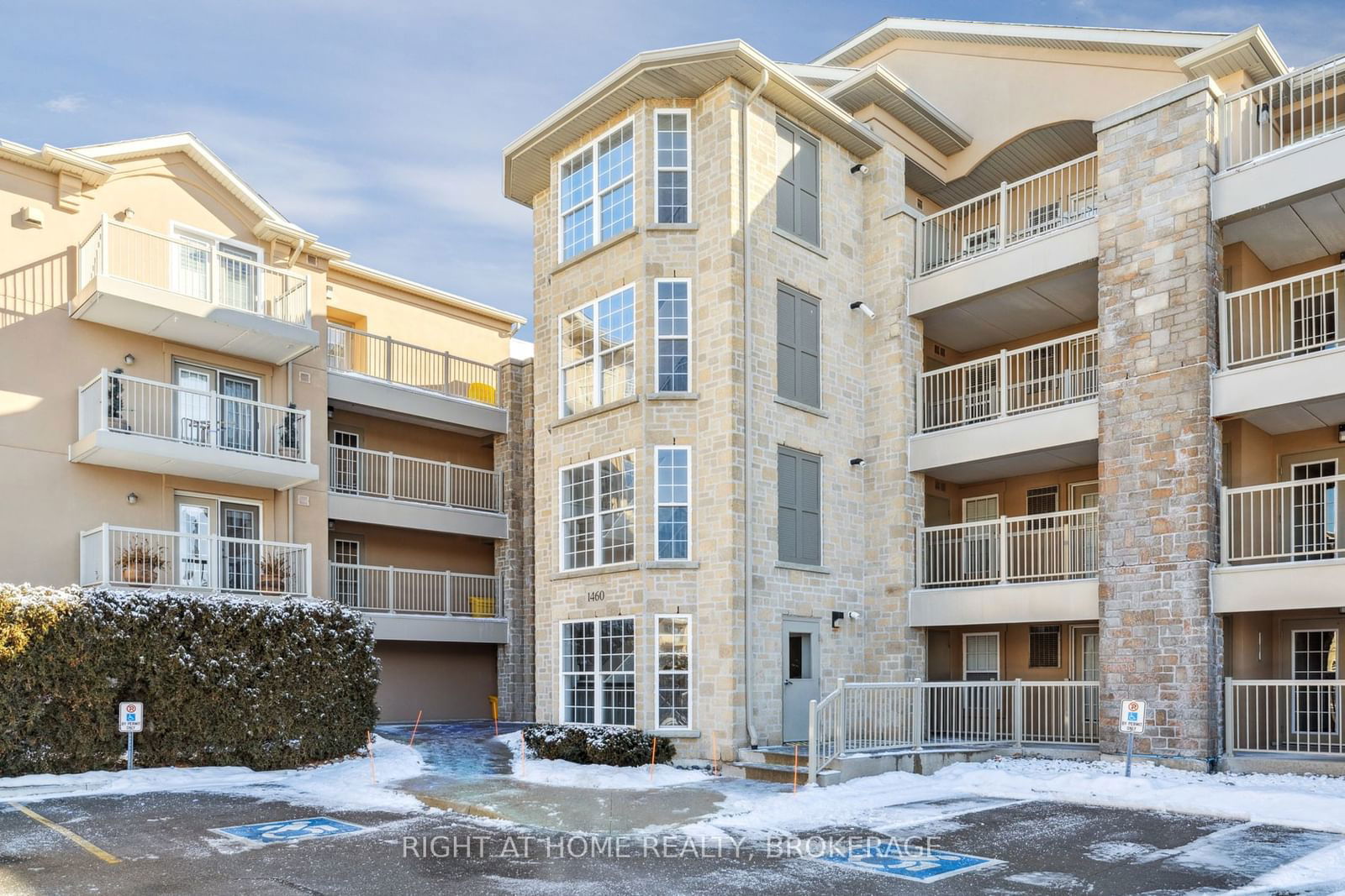 Condo for sale at 202-1460 Bishops Gate, Oakville, Glen Abbey, L6M 4N5 - MLS: W11967062