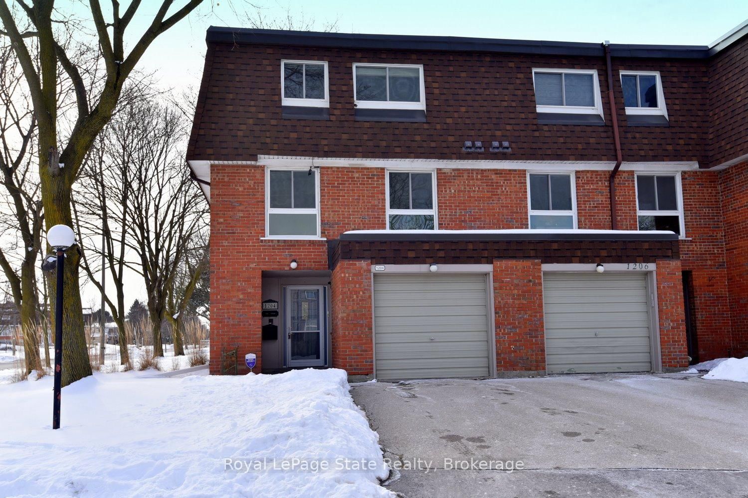 Townhouse sold at 1204 Seagull Drive, Mississauga, Clarkson, L5J 3T5 - MLS: W11971083