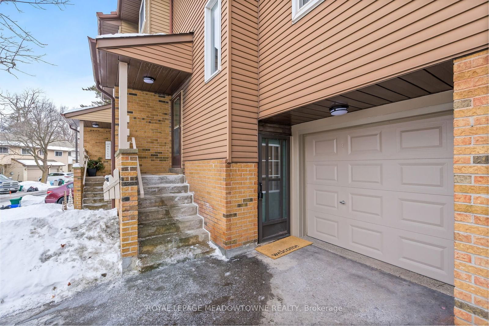 Townhouse for sale at 16 Lynden Circle, Halton Hills, Georgetown, L7G 4Y8 - MLS: W11971090