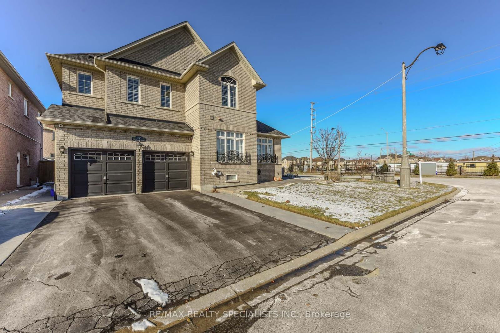 Detached House for sale at 37 Bluffwood Crescent, Brampton, Bram East, L6P 2P3 - MLS: W11971559