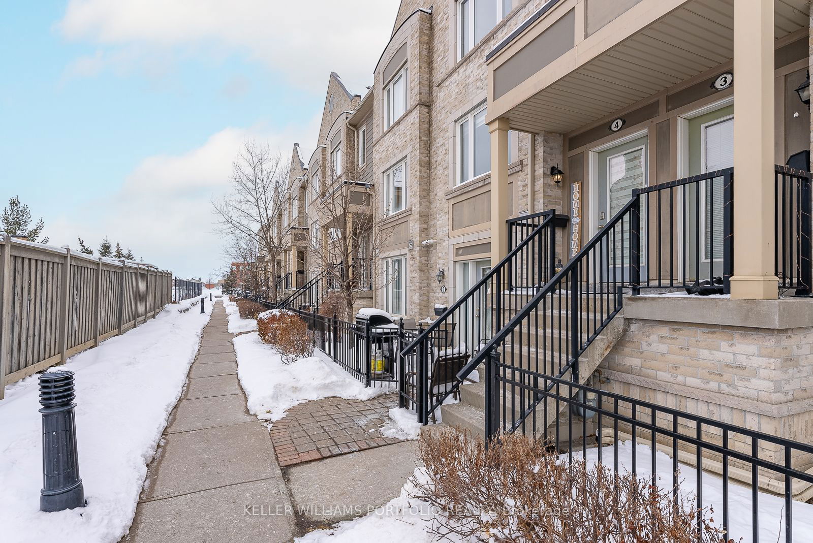 Townhouse for lease at 4-60 Fairwood Circle, Brampton, Sandringham-Wellington, L6R 0Y6 - MLS: W11972720