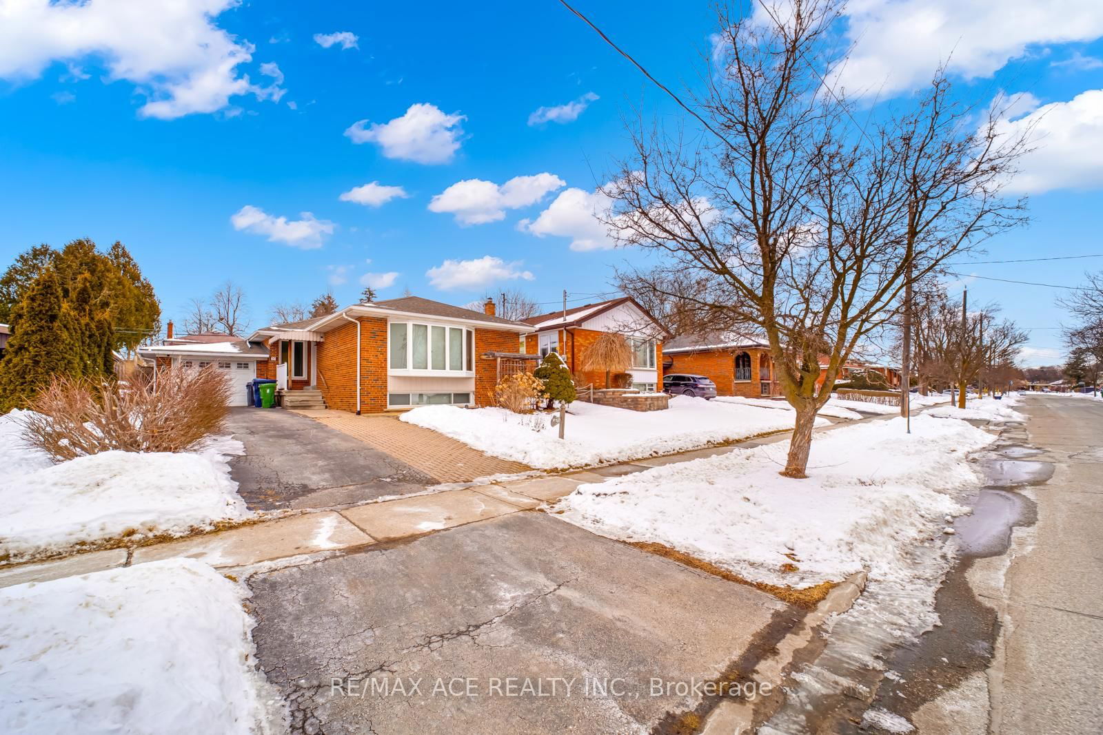 Detached House sold at 30 Fallowfield Road, Toronto, Rexdale-Kipling, M9W 2W2 - MLS: W11973019