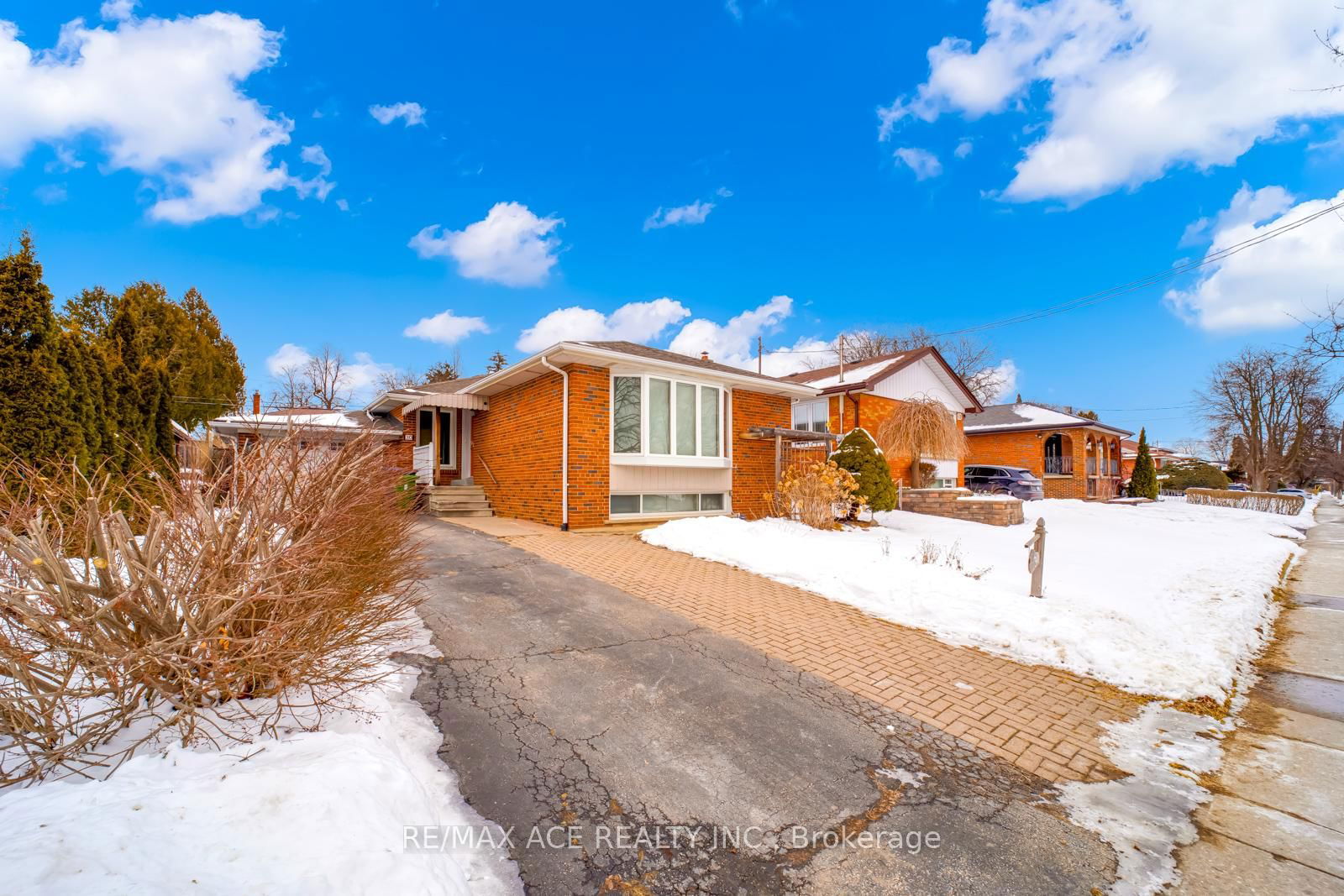 Detached House sold at 30 Fallowfield Road, Toronto, Rexdale-Kipling, M9W 2W2 - MLS: W11973019