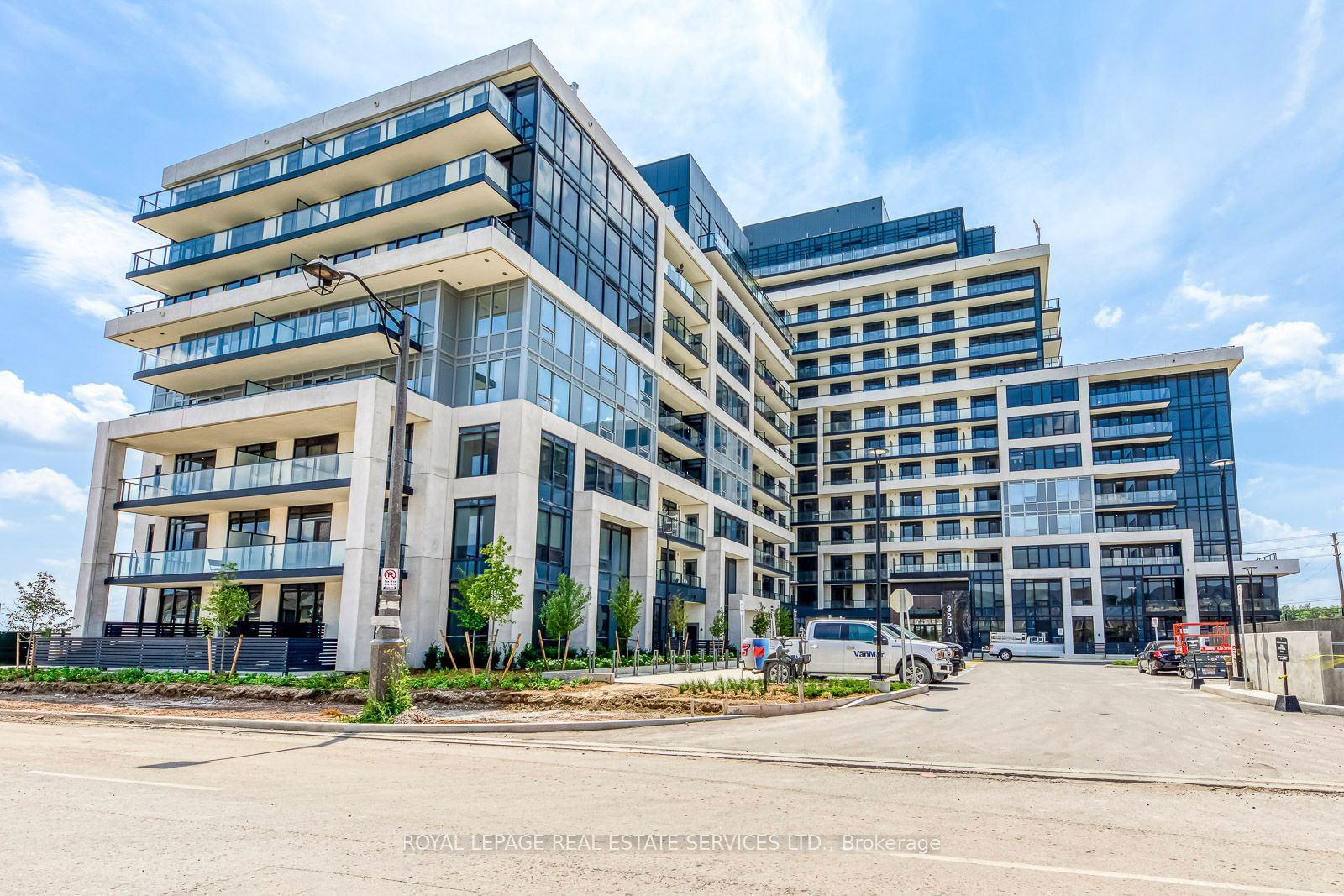 Condo sold at 312-3200 William Coltson Avenue, Oakville, JM Joshua Meadows, L6H 7W6 - MLS: W11973175