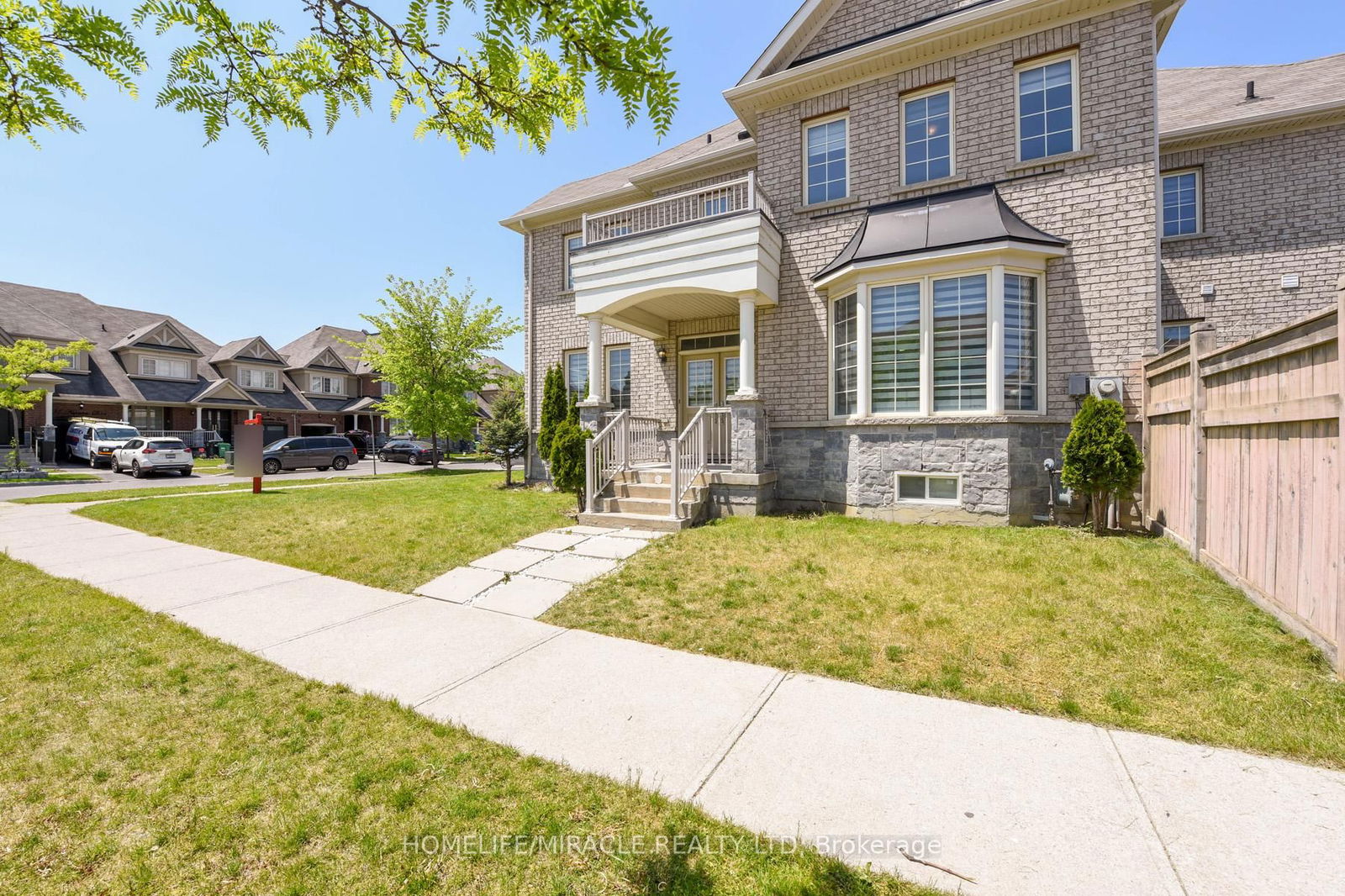 Townhouse sold at 2 Lorenzo Circle, Brampton, Sandringham-Wellington, L6R 0Z9 - MLS: W11973429