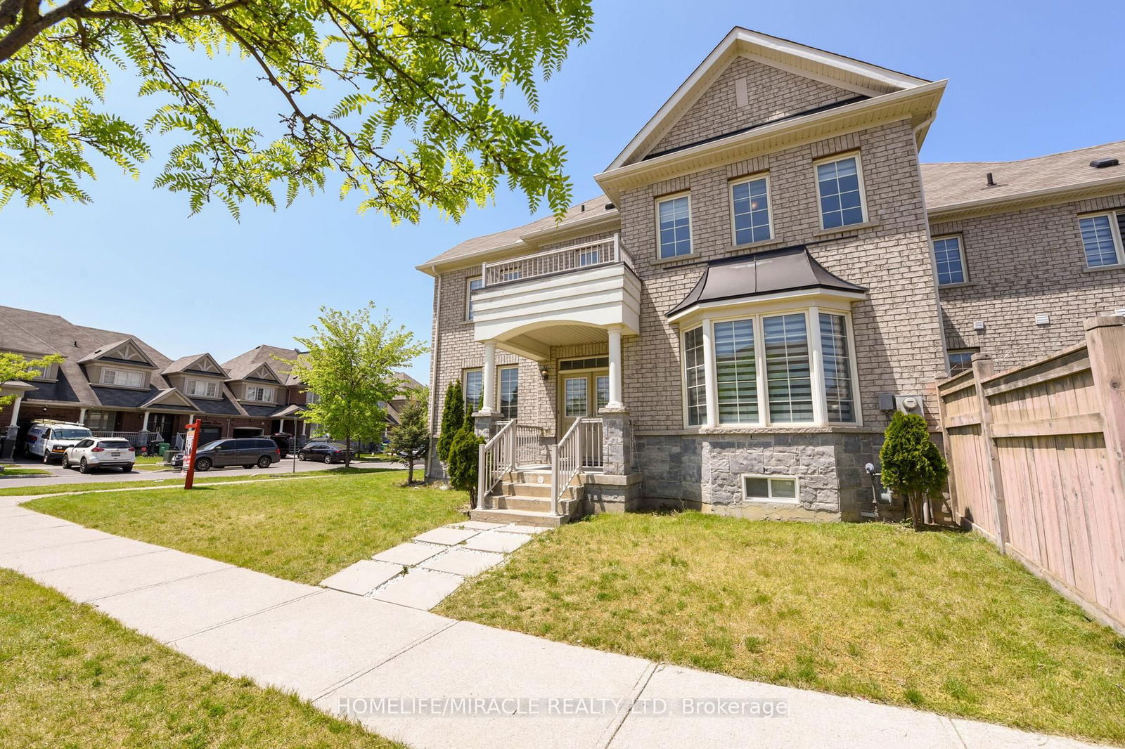 Townhouse sold at 2 Lorenzo Circle, Brampton, Sandringham-Wellington, L6R 0Z9 - MLS: W11973429