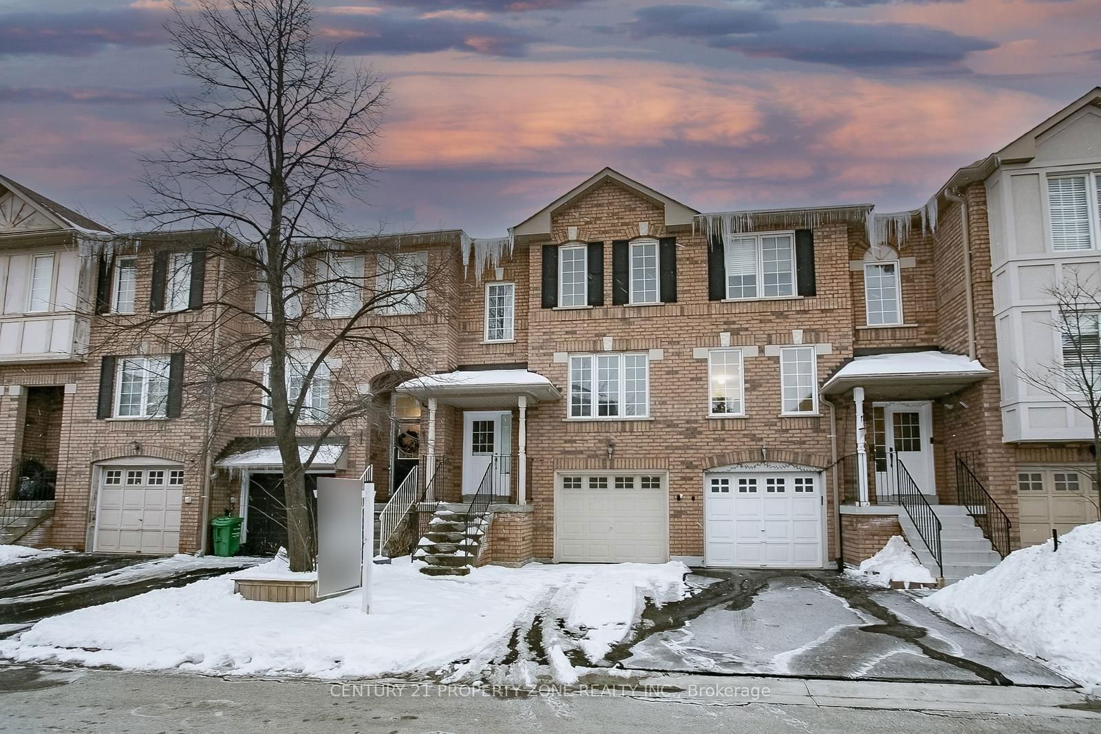 Townhouse sold at 2 Clay Brick Court, Brampton, Brampton North, L6V 4M7 - MLS: W11973443