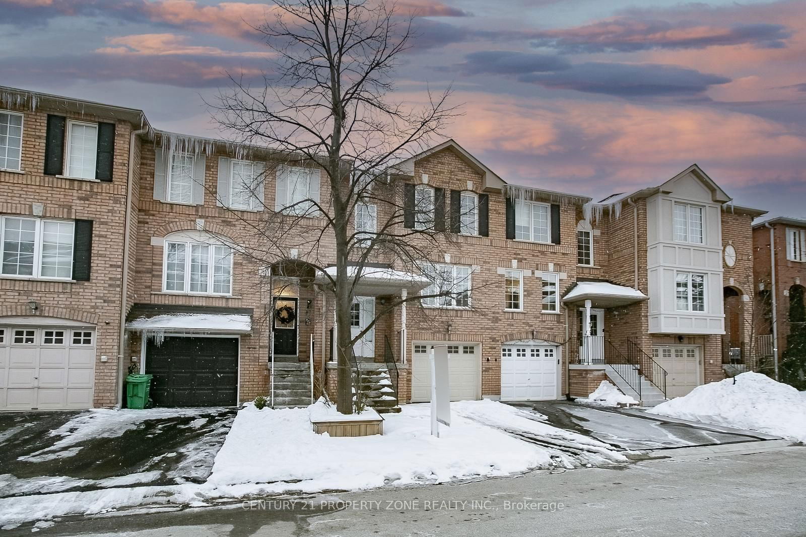 Townhouse sold at 2 Clay Brick Court, Brampton, Brampton North, L6V 4M7 - MLS: W11973443