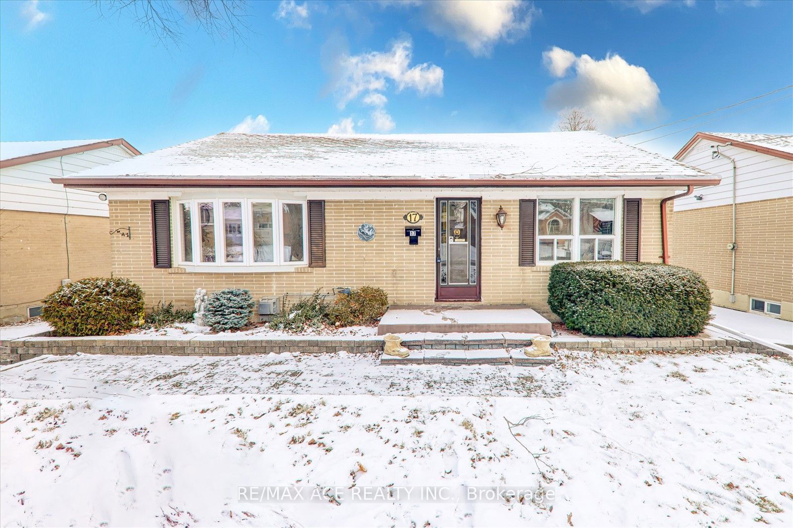 Detached House for lease at MAIN-17 Arch Road, Mississauga, Streetsville, L5M 1M4 - MLS: W11974075