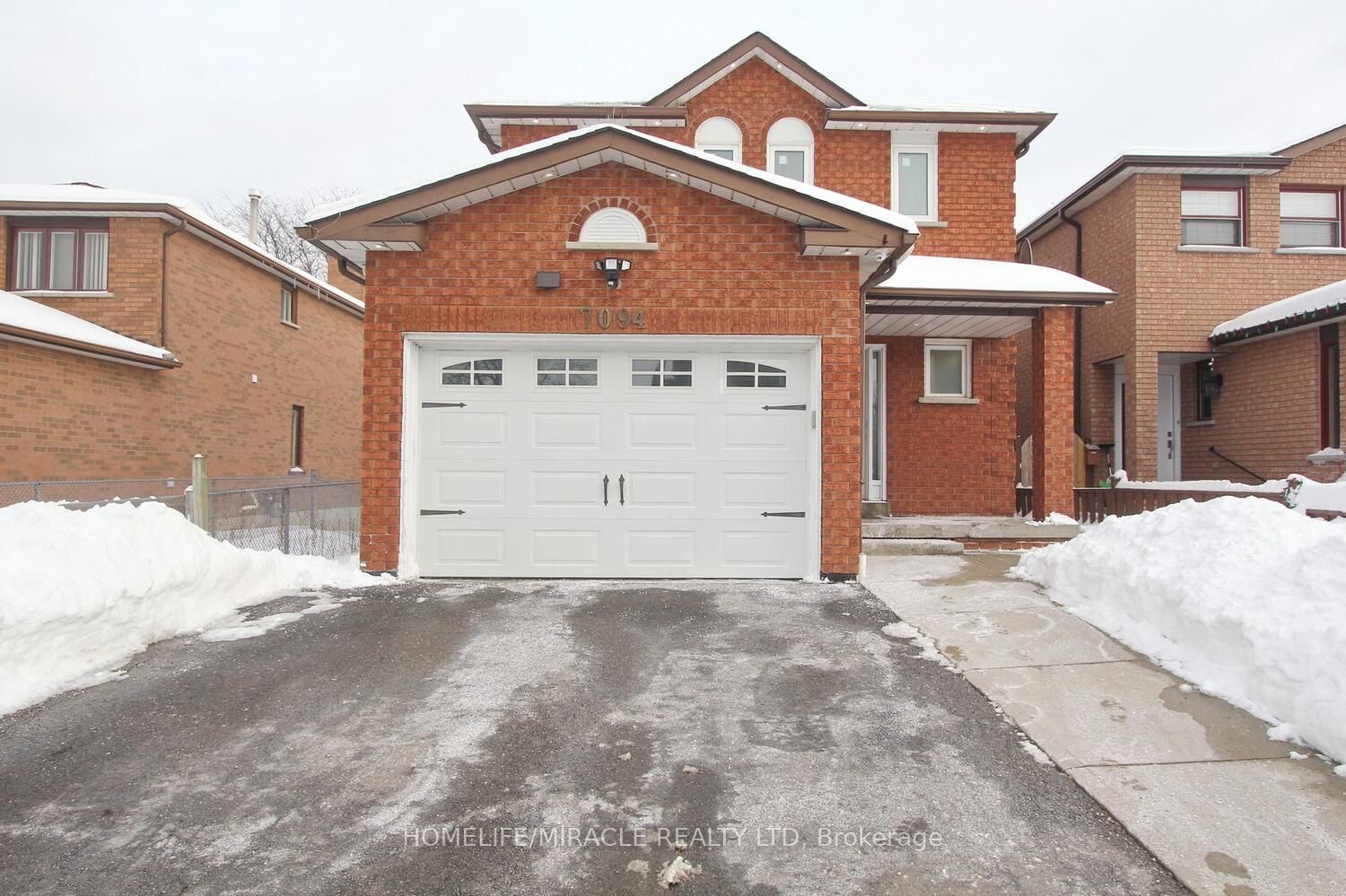 Detached House for sale at 7094 Dalewood Drive, Mississauga, Malton, L4T 4G7 - MLS: W11974108