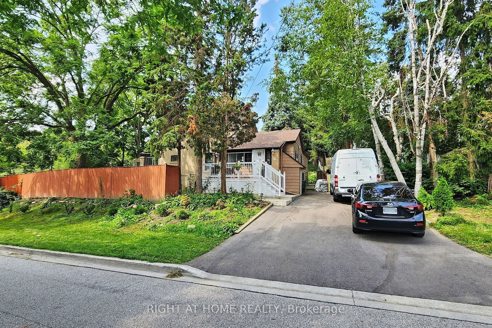 Detached House sold at 1 Edgebrook Drive, Toronto, Thistletown-Beaumonde Heights, M9V 1E1 - MLS: W11974377